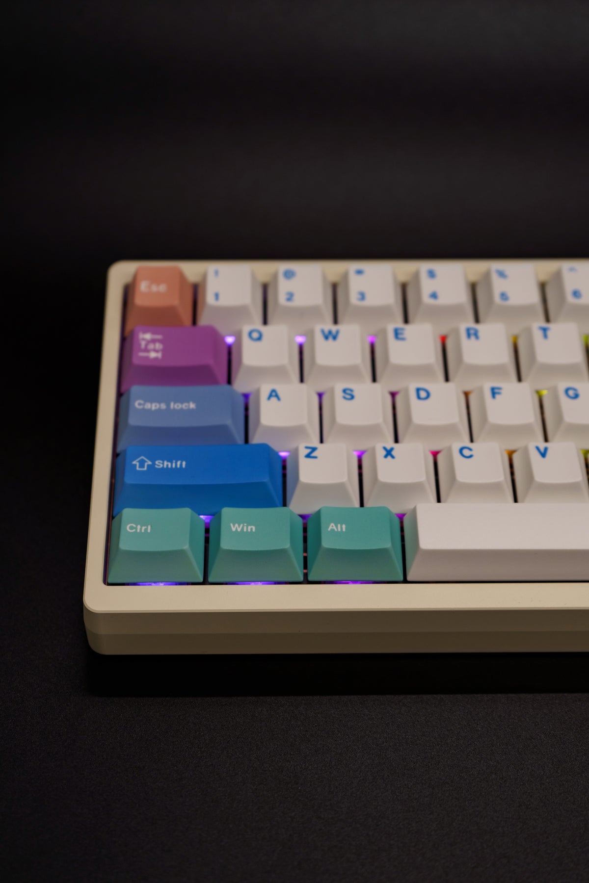 Cool-Toned Pastels Lucky65 V2 65% Aluminum Mechanical Keyboard (Jerrzi Brown tactile)