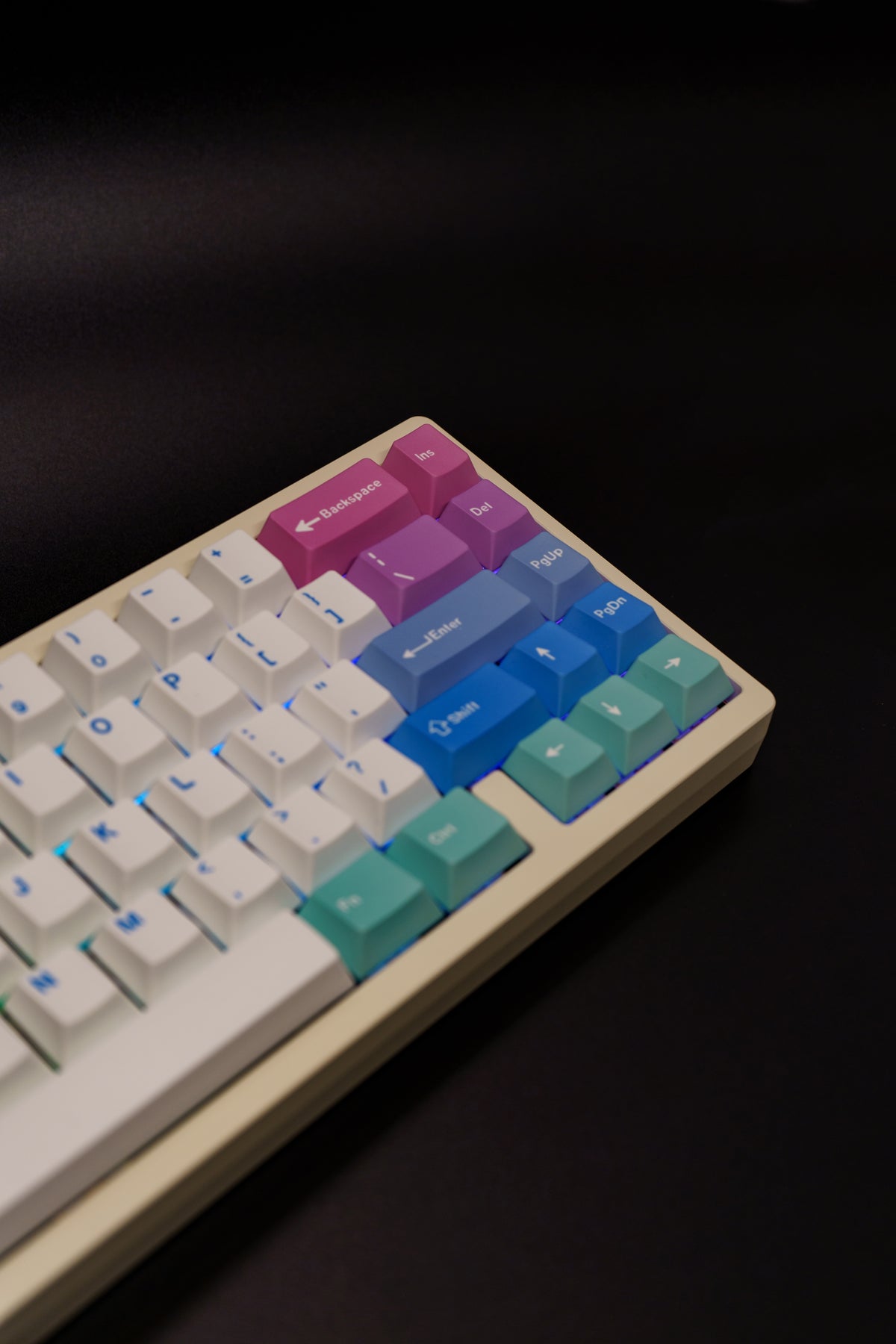 Cool-Toned Pastels Lucky65 V2 65% Aluminum Mechanical Keyboard (Jerrzi Brown tactile)