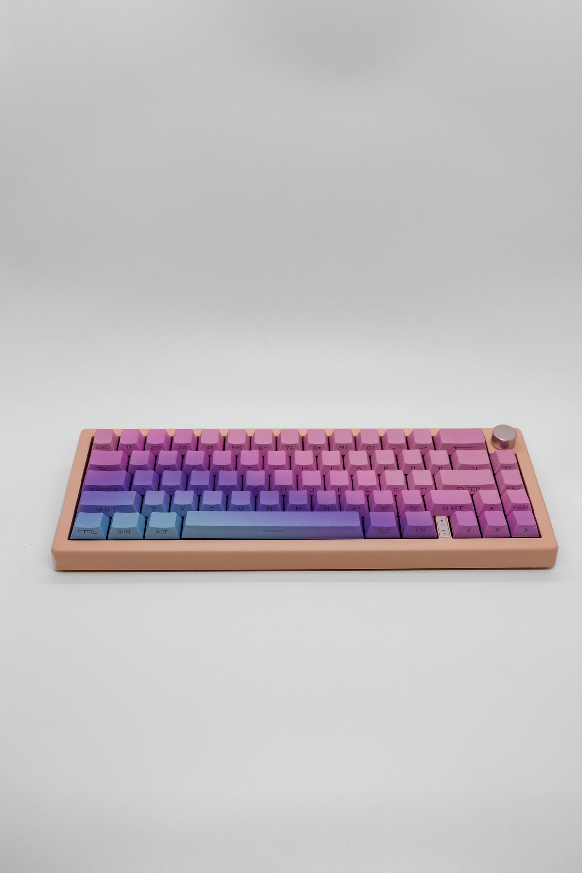 Pastel Rainbow GMK67 – Custom Механична Клавиатура с Volume Knob и Jerrzi Speed Silver Суичове