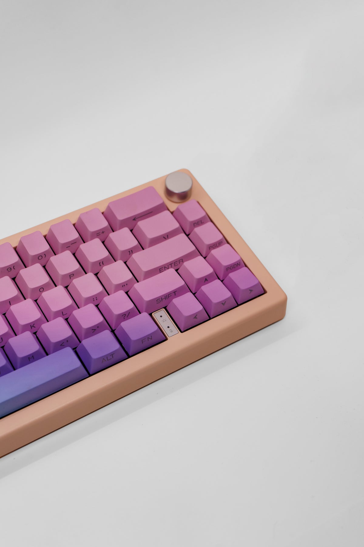 Pastel Rainbow GMK67 – Custom Механична Клавиатура с Volume Knob и Jerrzi Speed Silver Суичове