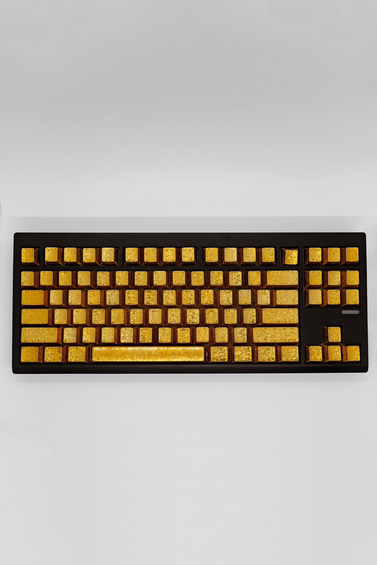 TypeHero Bling Edition GMK87 L – Механична Клавиатура с Clicky Blue Суичове