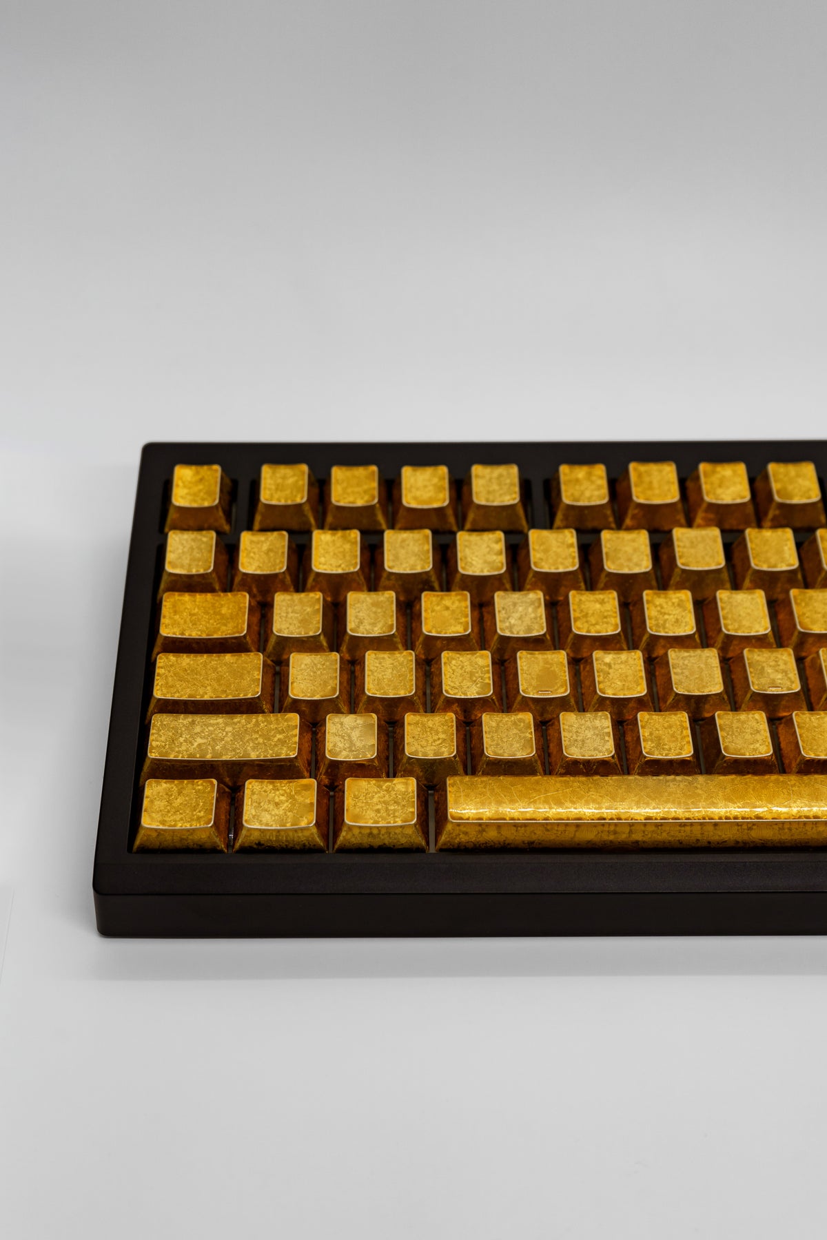 TypeHero Bling Edition GMK87 L – Механична Клавиатура с Clicky Blue Суичове