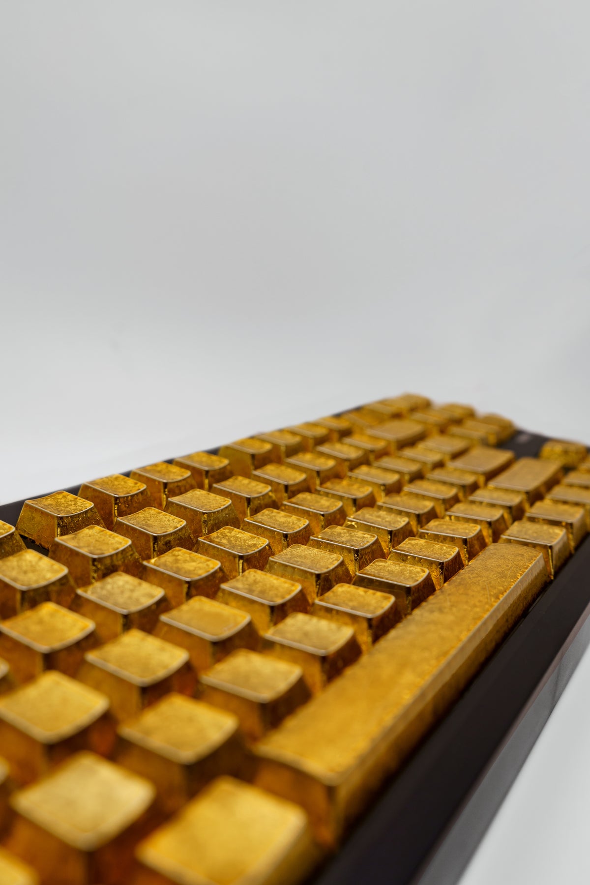 TypeHero Bling Edition GMK87 L – Механична Клавиатура с Clicky Blue Суичове
