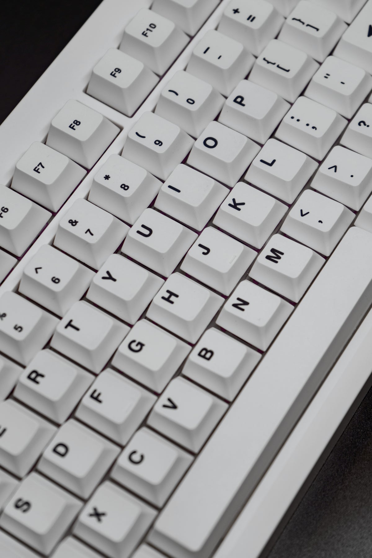 RetroType GMK87‑L Безжична механична клавиатура (тактилни Akko суичове)
