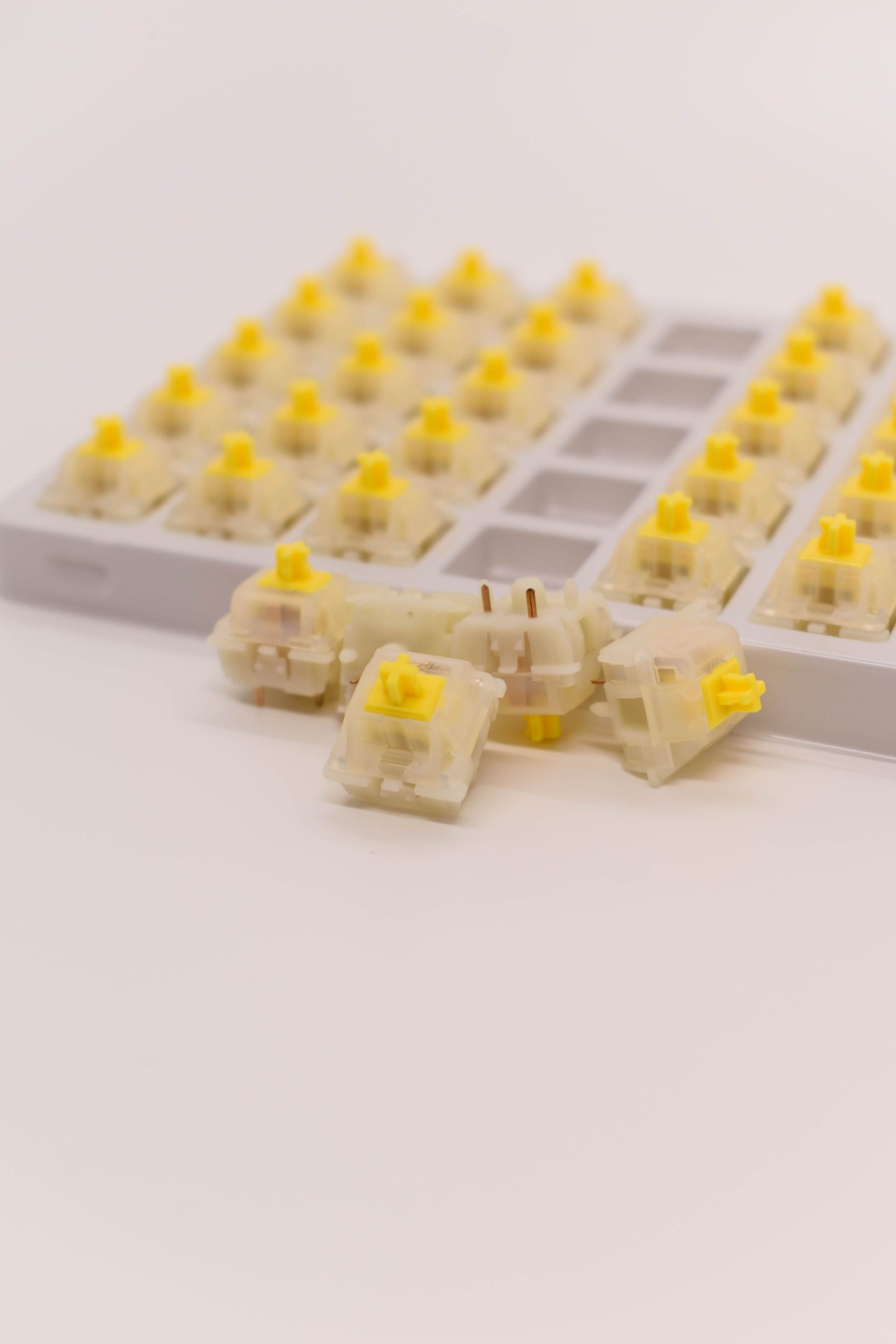 Gateron G Pro Milky Yellow (кутия х35 броя) Суичове за Механична Клавиатура 5-pin - TypeHero