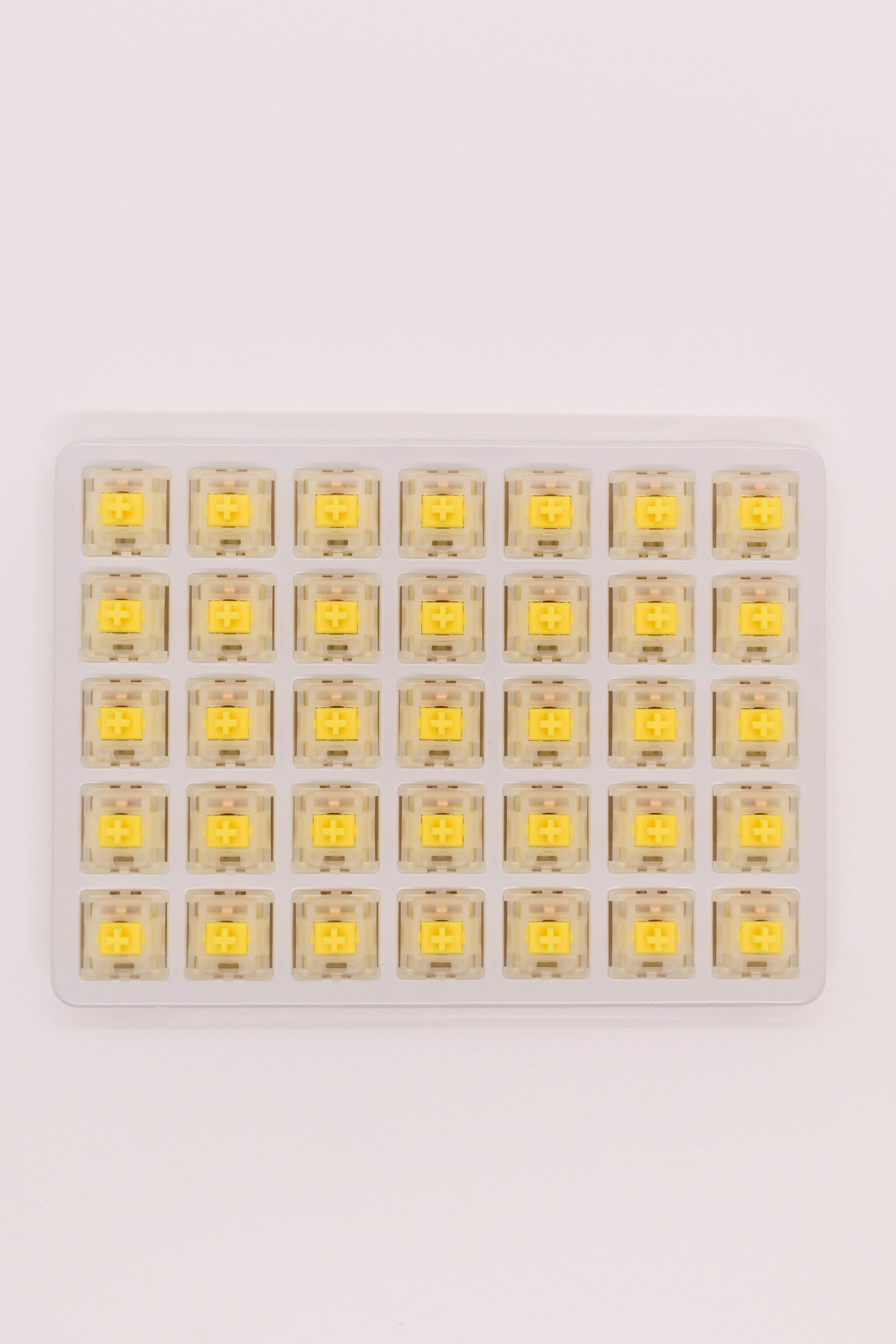 Gateron G Pro Milky Yellow (кутия х35 броя) Суичове за Механична Клавиатура 5-pin - TypeHero