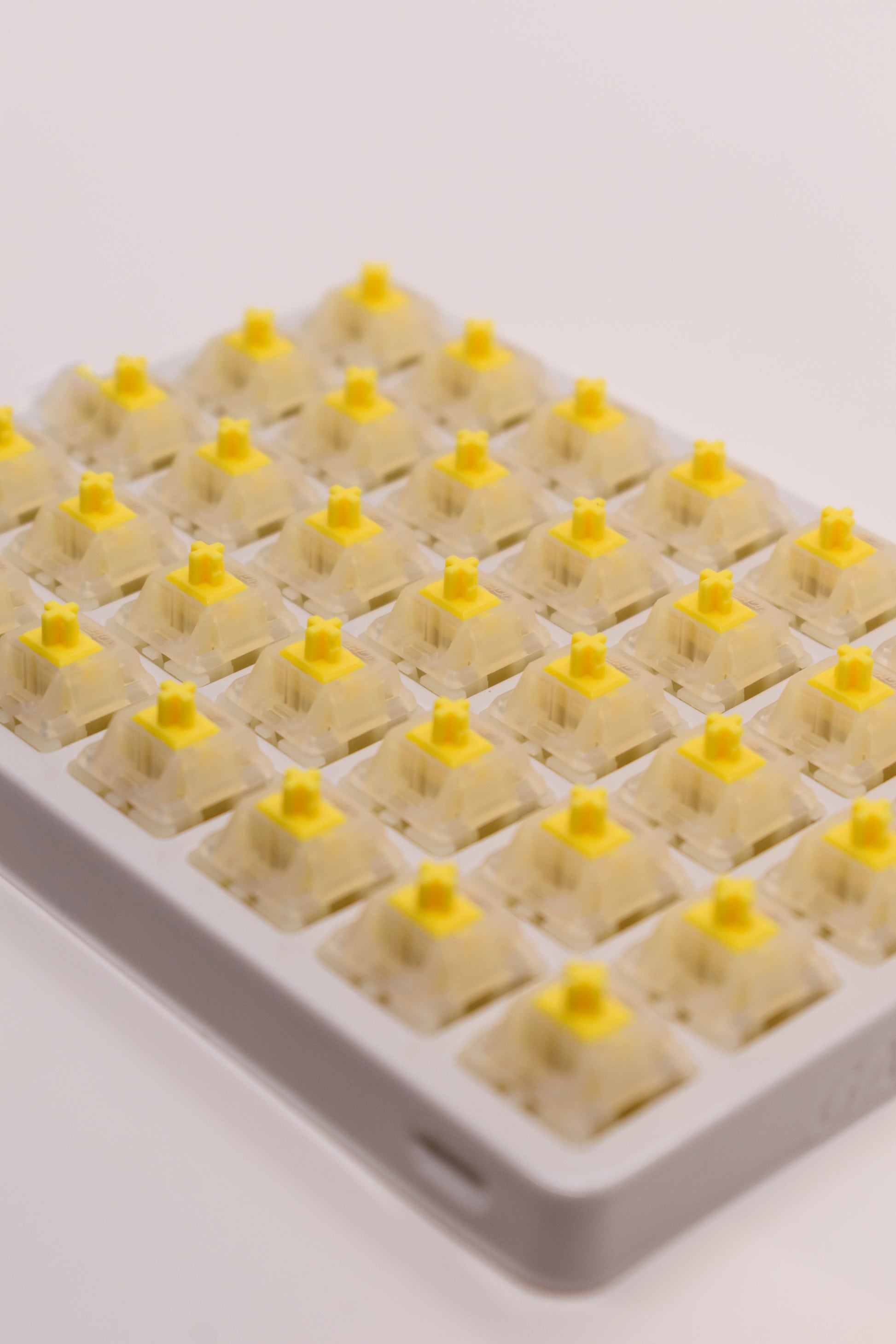 Gateron G Pro Milky Yellow (кутия х35 броя) Суичове за Механична Клавиатура 5-pin - TypeHero