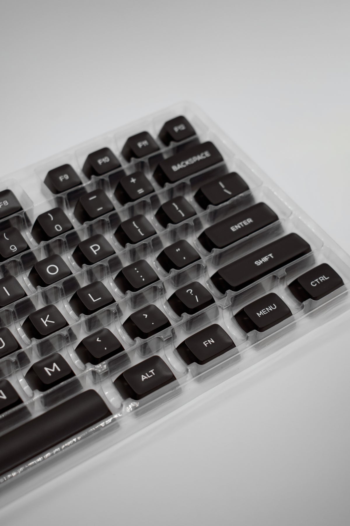 White on Black SA Profile Keycaps Капачки за Механична Клавиатура - TypeHero